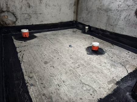 浴室防水施工：轉角處與裂縫補強示意圖